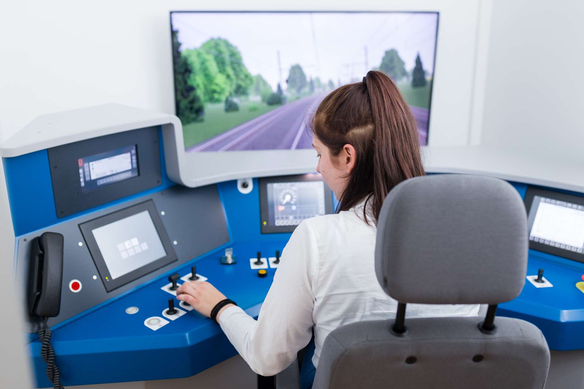 Triebfahrzeugführerin in einem Zugsimulator