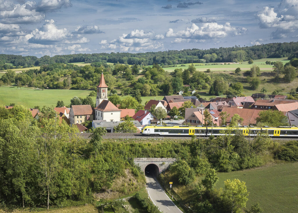 Arverio Triebwagen auf der Strecke